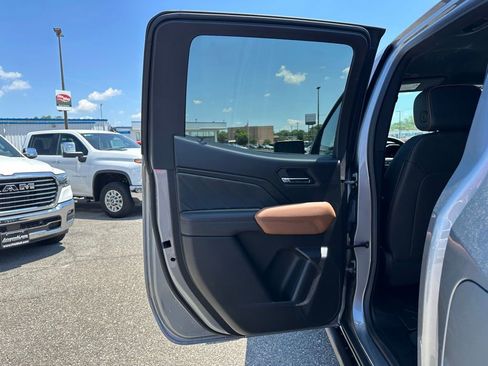 Certified 2025 GMC Canyon AT4 w/ Nightfall Edition AWD/4WD image 10