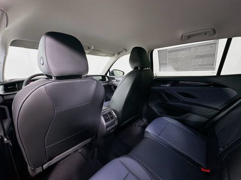 Used 2025 Volkswagen Tiguan SE FWD image 5