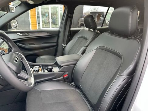 New 2025 Jeep Grand Cherokee Altitude AWD/4WD image 13