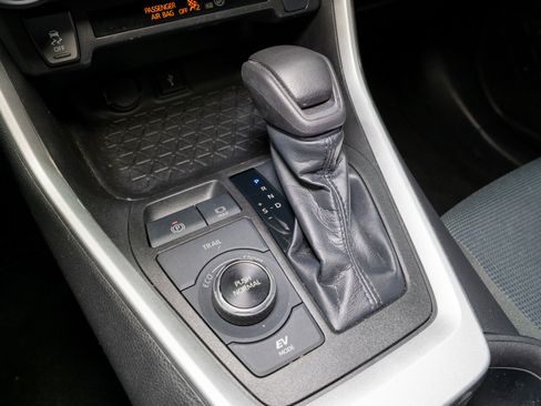 Used 2022 Toyota RAV4 LE image 20