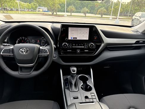 Used 2023 Toyota Highlander LE FWD image 27