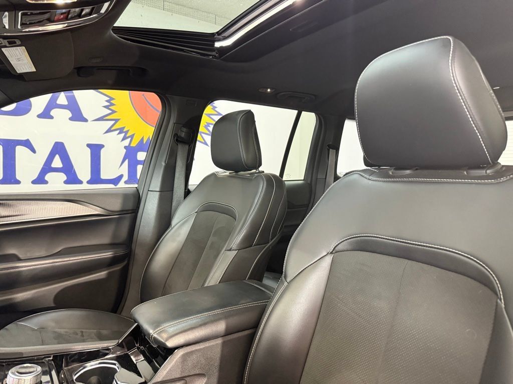 Used 2023 Jeep Grand Cherokee Altitude AWD/4WD image 9