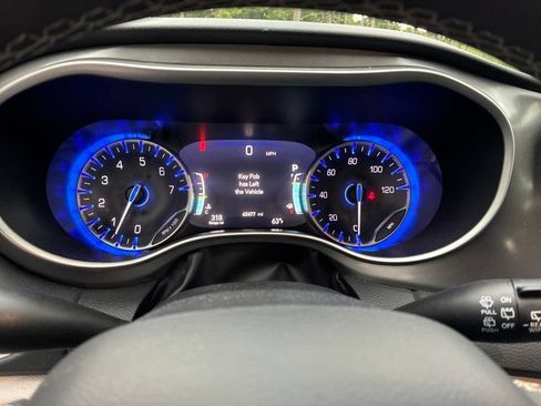 Used 2024 Chrysler Pacifica Touring-L FWD image 22