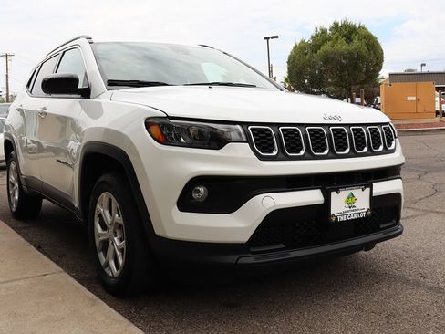 Used 2024 Jeep Compass Latitude AWD/4WD image 18