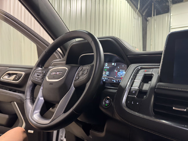 Used 2023 GMC Yukon XL SLT AWD/4WD image 13