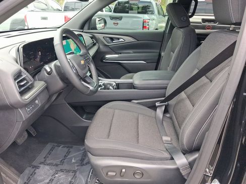 Used 2025 Chevrolet Traverse LT FWD image 13