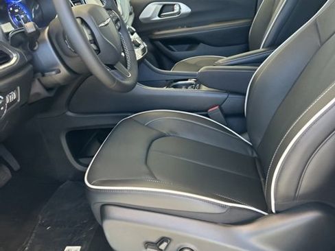 New 2026 Chrysler Pacifica Limited image 20