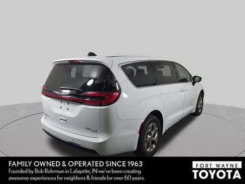 Used 2024 Chrysler Pacifica Limited AWD/4WD image 7