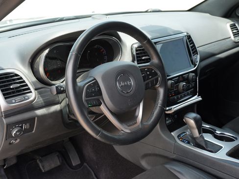 Used 2019 Jeep Grand Cherokee Altitude RWD image 16