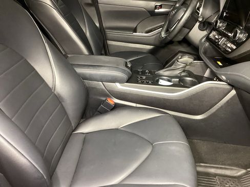 Certified 2023 Toyota Highlander XLE image 4