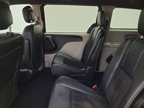 Used 2019 Dodge Grand Caravan SXT FWD image 18