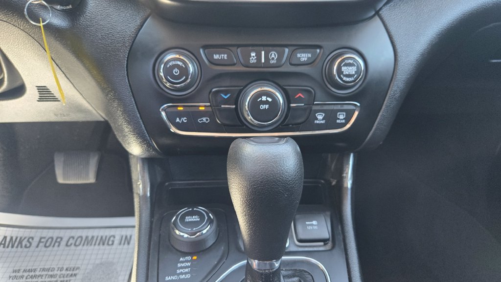 Used 2021 Jeep Cherokee Latitude AWD/4WD image 15