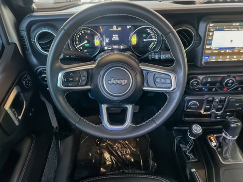 Used 2023 Jeep Wrangler Unlimited Sahara image 13