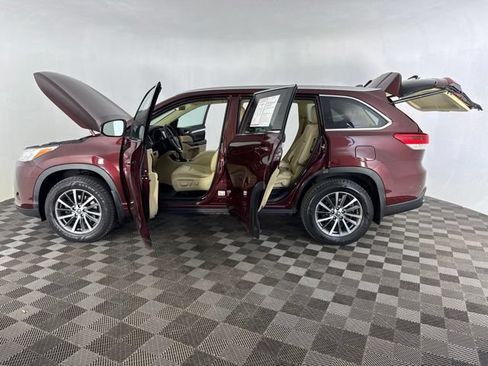 Used 2018 Toyota Highlander XLE AWD/4WD image 9