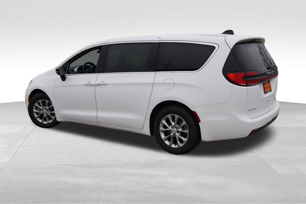 Certified 2026 Chrysler Pacifica Limited FWD image 8