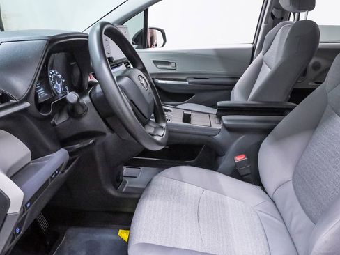 Used 2023 Toyota Sienna LE image 9