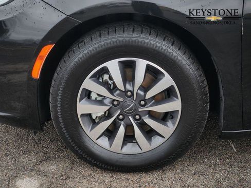 Used 2022 Chrysler Pacifica Touring-L image 13