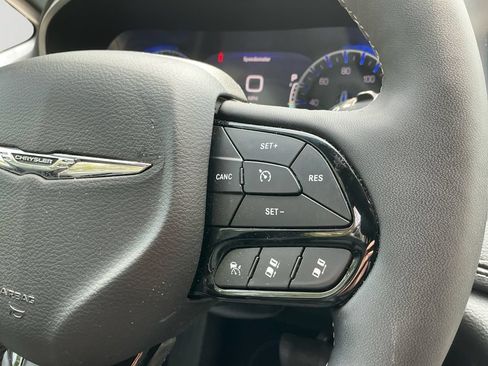 Used 2025 Chrysler Pacifica Limited FWD image 20