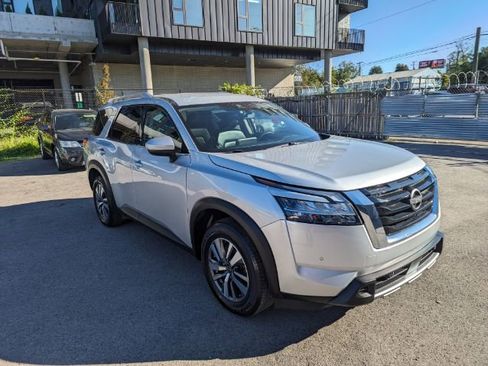 Used 2023 Nissan Pathfinder SL AWD/4WD image 5