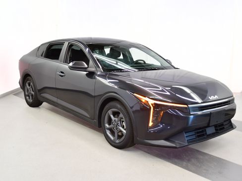 Used 2025 Kia K4 FWD image 2