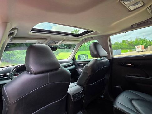 Used 2025 Toyota Highlander XLE FWD image 36
