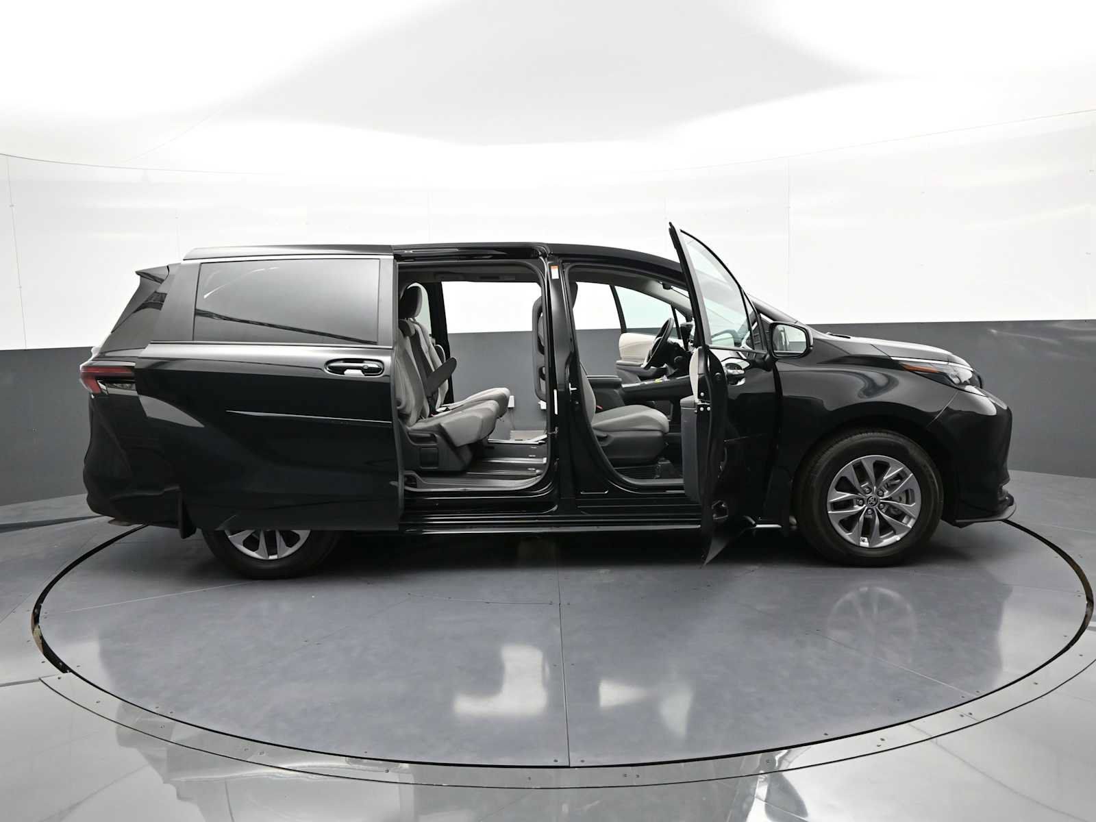 Used 2024 Toyota Sienna LE w/ Protection Package (TMS) AWD/4WD image 38