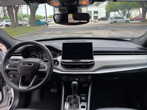 Used 2025 Jeep Compass Limited image 28