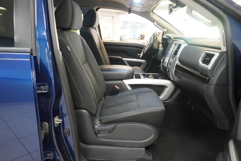 Used 2018 Nissan Titan SV w/ SV Convenience Package AWD/4WD image 37