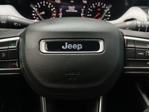 Used 2025 Jeep Compass Latitude AWD/4WD image 5