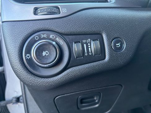 Used 2019 Jeep Cherokee Limited image 25