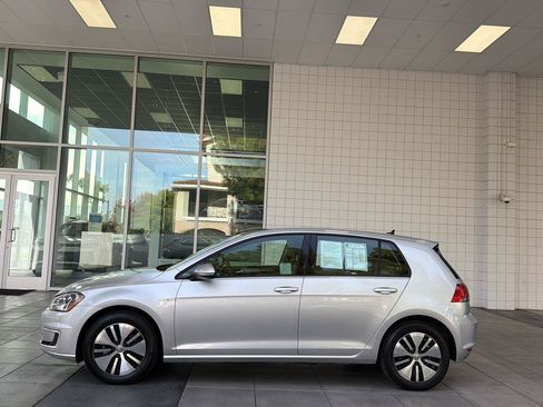 Used 2016 Volkswagen e-Golf SE w/ DC Fast Charging Package FWD image 2