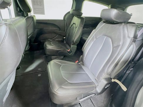 Used 2025 Chrysler Pacifica Select image 22