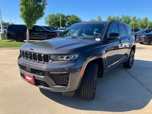 New 2026 Jeep Grand Cherokee Limited AWD/4WD image 3