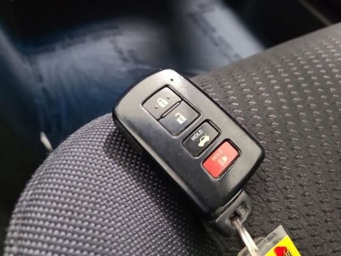 Used 2016 Toyota Camry LE FWD image 32