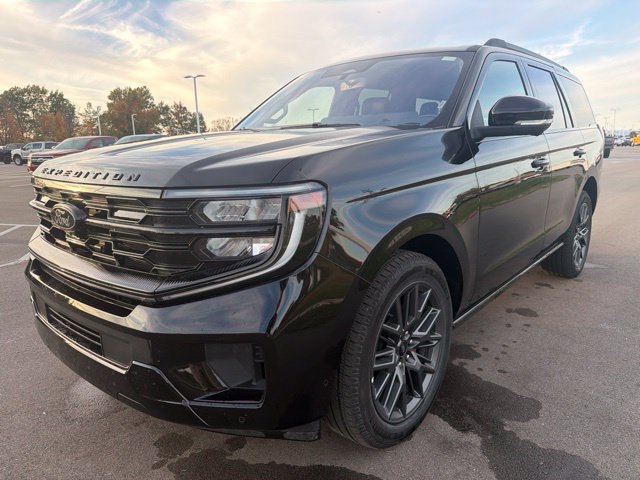 Used 2025 Ford Expedition Platinum w/ Stealth Performance Package AWD/4WD image 2