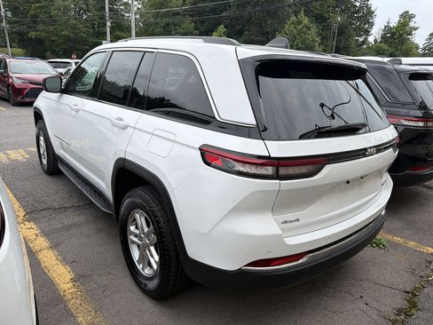 Used 2023 Jeep Grand Cherokee Laredo w/ Luxury Tech Group I AWD/4WD image 5