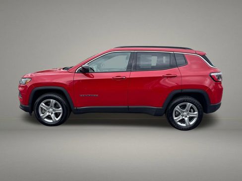 Used 2024 Jeep Compass Latitude AWD/4WD image 2