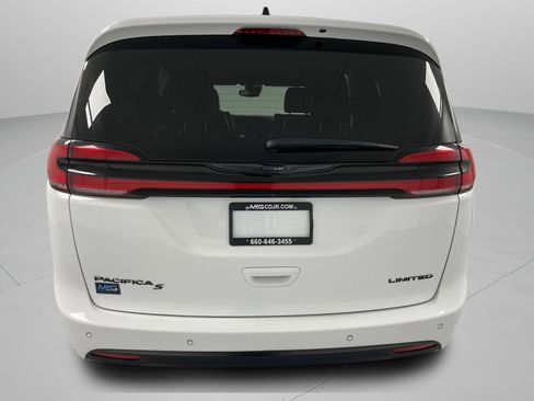 Used 2025 Chrysler Pacifica Limited FWD image 7