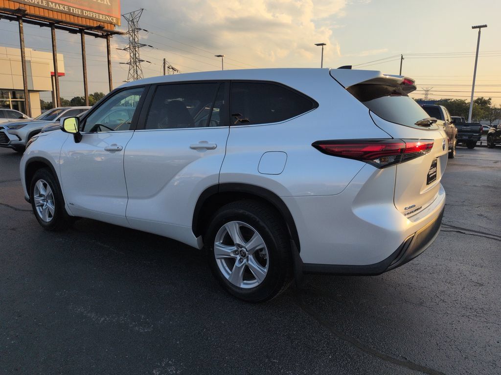 Used 2023 Toyota Highlander LE AWD/4WD image 3