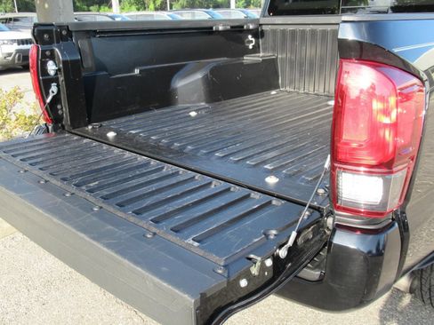 Used 2022 Toyota Tacoma SR5 w/ Technology Package RWD image 8