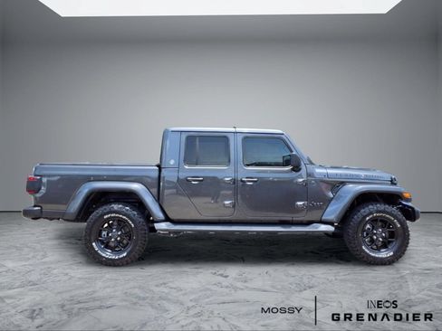 Used 2025 Jeep Gladiator Sport AWD/4WD image 8
