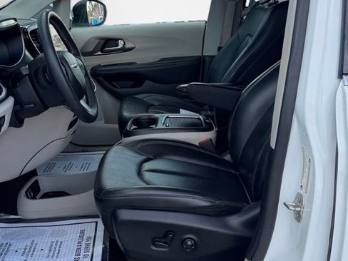 Used 2023 Chrysler Pacifica Touring-L FWD image 12