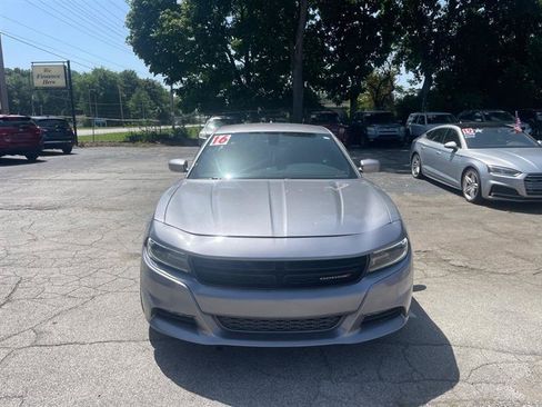 Used 2016 Dodge Charger SXT RWD image 2