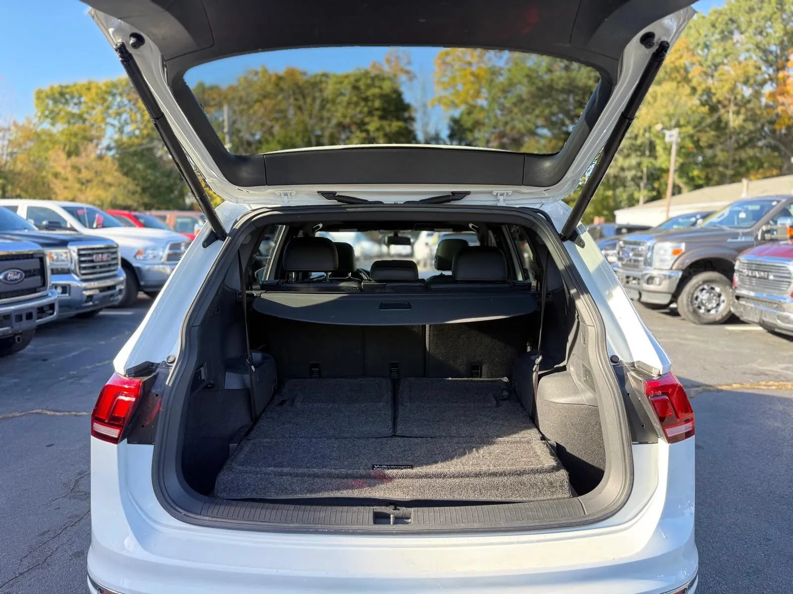 Used 2018 Volkswagen Tiguan SEL w/ R-Line Package AWD/4WD image 12