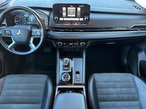 Used 2024 Mitsubishi Outlander SE image 4