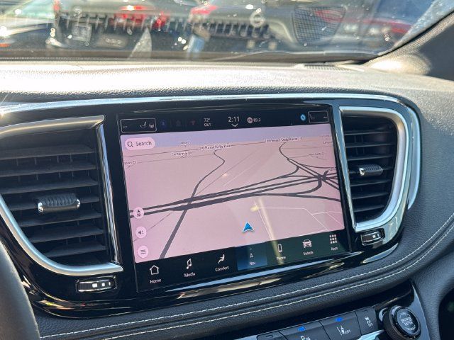 Used 2025 Chrysler Pacifica Limited FWD image 23