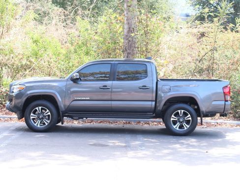 Used 2018 Toyota Tacoma TRD Sport RWD image 5