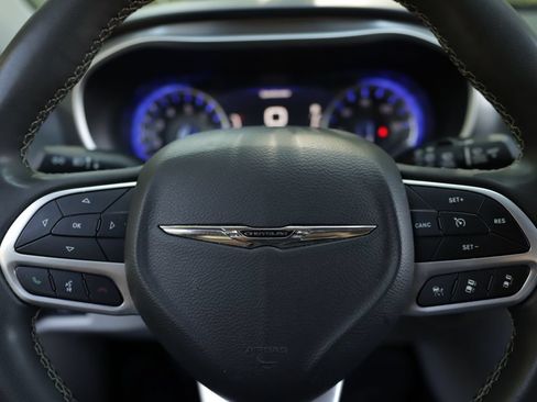 Used 2022 Chrysler Pacifica Touring-L FWD image 10