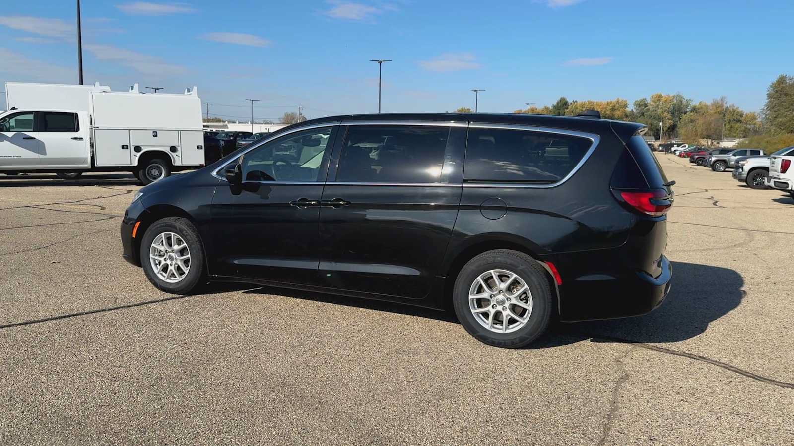 Used 2023 Chrysler Pacifica Touring-L w/ Uconnect Theater Family Group FWD image 11