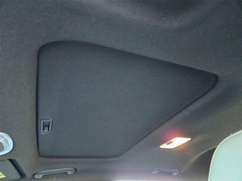 Used 2025 Hyundai Elantra Limited image 32